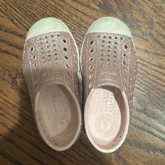 Pink sparkle Native shoee - Picture 3 of 6